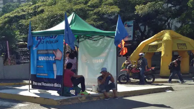 Caseta del MIN-Unidad en Caracas, junto a una del partido opositor Primero Justicia.