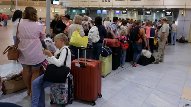 शर्म अल शेख़ एयरपोर्ट पर सैलानी