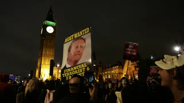 Gösteride İngiltere Başbakanı David Cameron'u 'Finansal Terörist ve Faşist' olarak niteleyen bir döviz taşındı.
