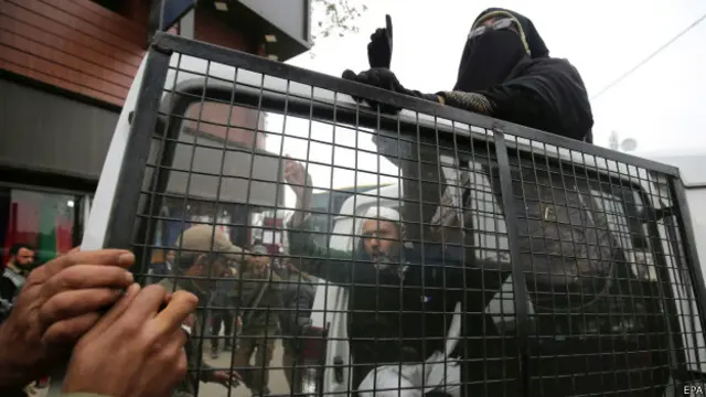 लोगों की गिरफ्तारी