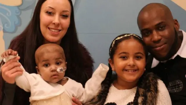 ليلي مع والدتها ليزا ووالدها آشلي وشقيقتها ريا 