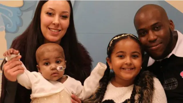 Layla com sua mãe Lisa, o pai Ashleigh e a irmã Reya