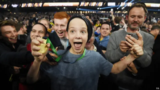 查理和他的亲友一起照“自拍”。照片上，查理嘴巴咧到了腮帮子，眼球快要爆出眼眶。