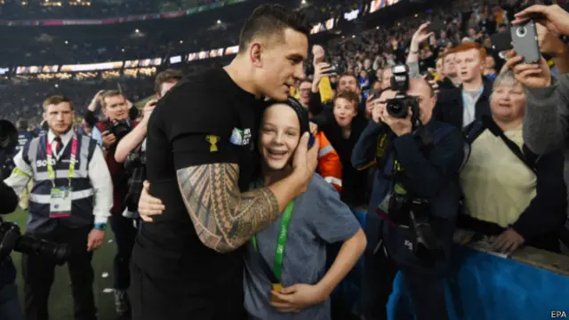 威廉姆斯说：“与其把奖牌拿回家挂在墙上，我宁愿让它挂在那个孩子的脖子上”。