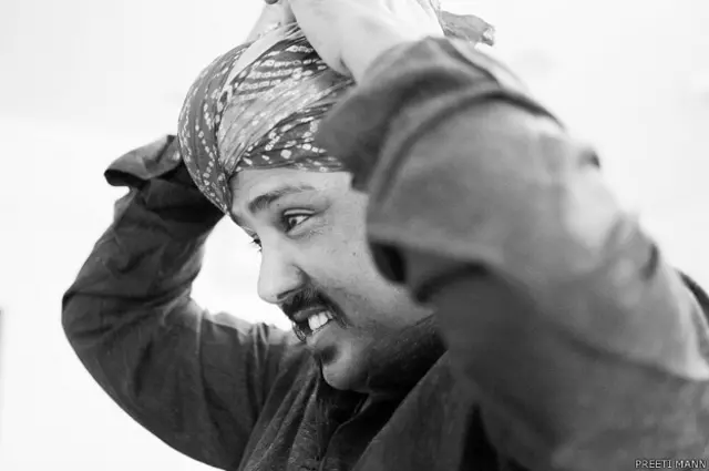 माँगणियार समुदाय के लोग मूलतः सिंध प्रान्त के मुस्लिम समुदाय से हैं, लेकिन वो पीढ़ियों से हिंदू त्योहारों व वैवाहिक कार्यक्रमों में संगीत गाते रहे हैं.