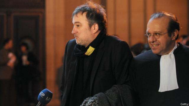 Clearstream demandó a Roberts, y el periodista fue juzgado por difamación y condenado a indemnizar a la compañía luxemburgesa.