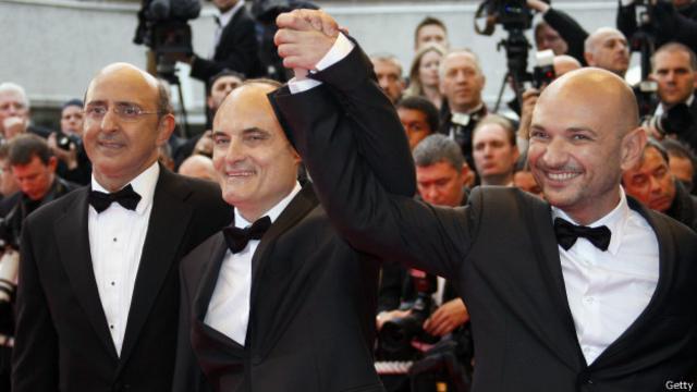 Denis Roberts acusa a Philippe Val (centro) y a Richard Malka (a su derecha, agarrándole la mano) de convertir a Charlie Hebdo "en una revista política con dibujos".
