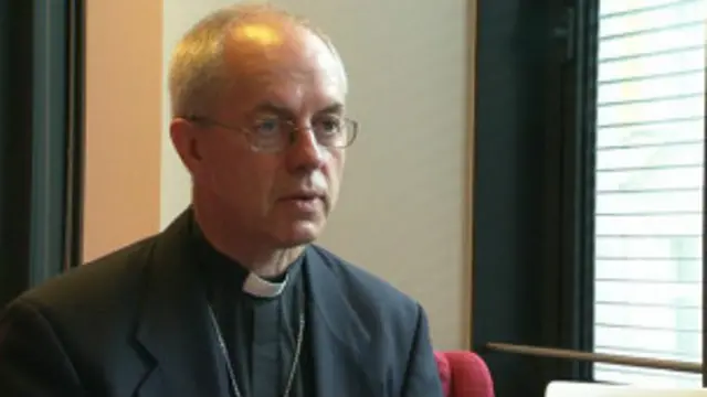 تصویر «جاستین ولبی» (Justin Welby)، اسقف اعظم کنتربریِ (Archbishop of Canterbury) انگلستان که به مقامات ذیربط دولتی توصیه کرده است که با ایجاد تسهیلات وامهای منصفانه، کار کرکسهای قرض السّیئه را کساد کنند.    