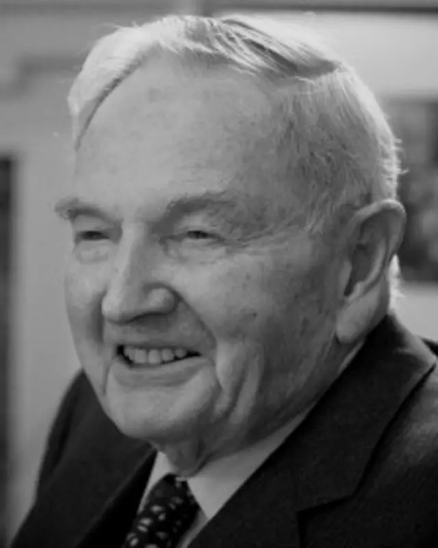 دیوید راکفلر (Rockefeller)، بانکدار معروف آمریکایی، در ۱۴ سپتامبر ۱۹۹۴ در کنفرانس بازرگانی سازمان ملل متّحد گفته بود: «ما در آستانۀ یک تغییر و تحوّل جهانی هستیم. تنها چیزی که احتیاج داریم یک بحران بزرگ مناسب است تا ملّتها نظم نوین جهانی را بپذیرند.»