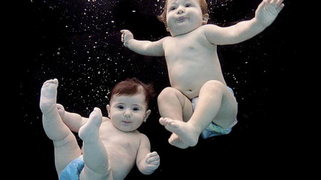 Два малыша в воде