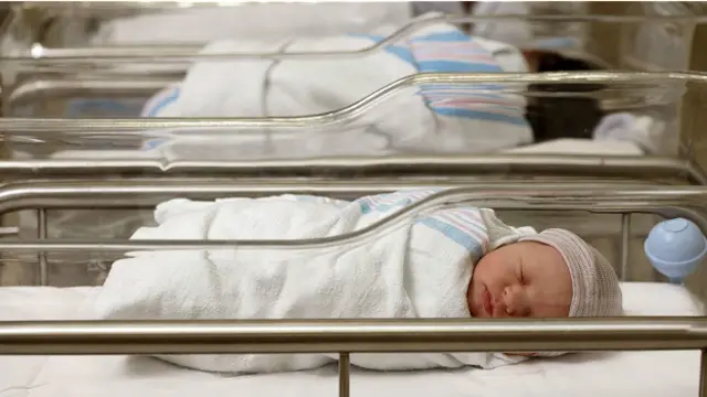 При рождении у женщин всего около миллиона яйцеклеток, и их число постоянно сокращается