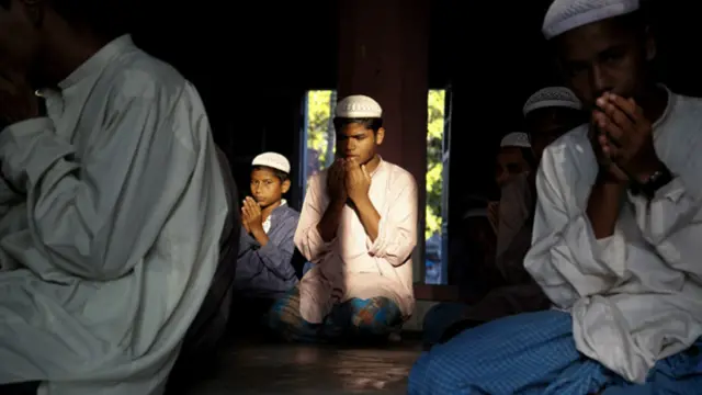Ratusan ribu orang, termasuk etnis minoritas Rohingya yang beragama Islam, tidak bisa memilih dalam pemilu Myanmar.