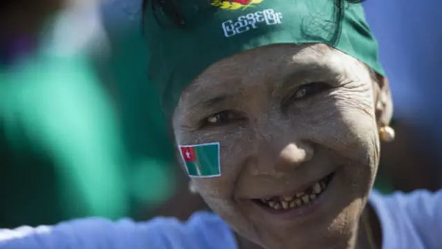 یوه بوډۍ ښځه په ټاکنیز کمپاین کې فعالیت کوي