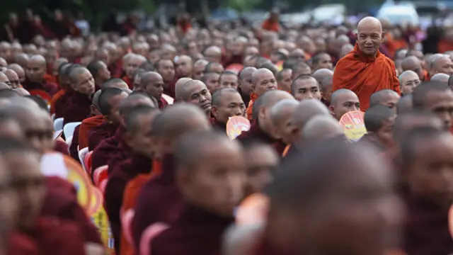 د دیموکراسۍ لپاره د ملي جبهې ګوند منلې ده، چې د خپلو کاندیدانو له لیسته یې مسلمان نوماندان د بودايي ډلو د فشار له کبله ایستلي دي.