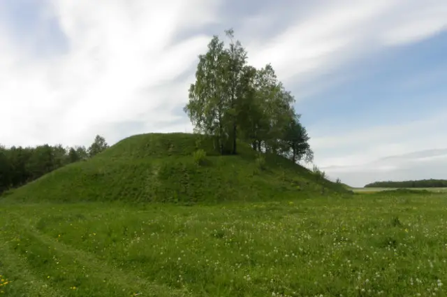 Шум-гора в долине Луги - легендарная могила Рюрика