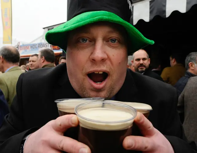 Algunos se han visto sorprendidos al saber que la Guinness utiliza las vejigas de pescado dentro de la elaboración de su cerveza.