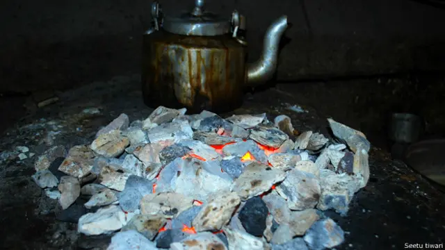 चाय की चुस्कियों के बीच हो रही है चर्चा