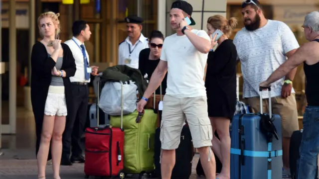 Turistas británicos en el aeropuerto de Sharm el Sheik