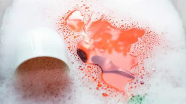 Una taza con líquido rojizo