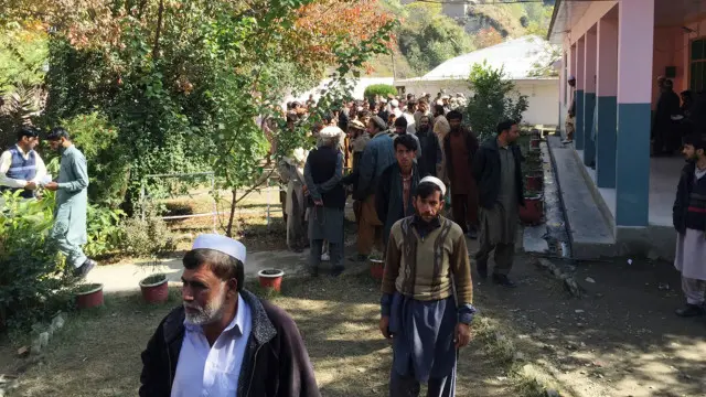 ضلعی انتظامیہ کے دفتر کے باہر موجود متاثرین