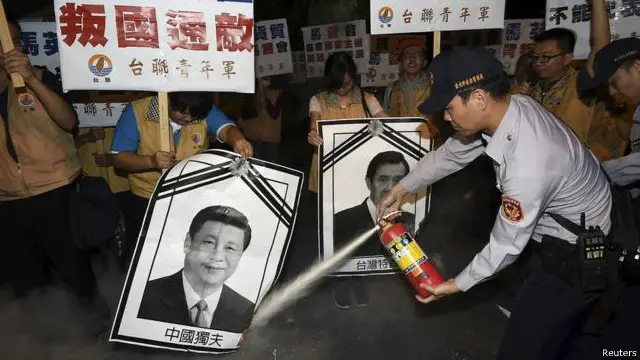 Protes menentang pertemuan itu diwarnai bentrokan antara pendemo dengan aparat kepolisian.