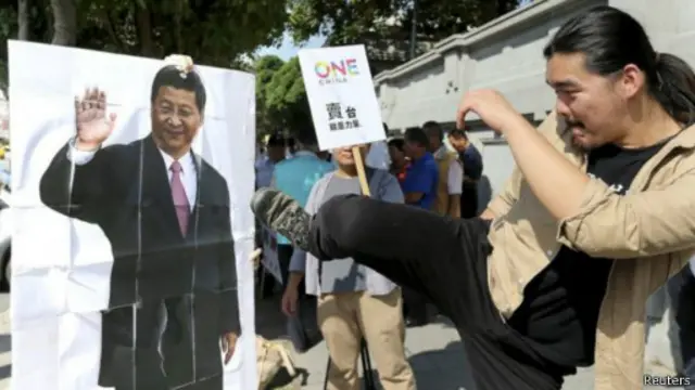 Di ibukota Taiwan, muncul unjuk rasa memprotes pertemuan kedua pemimpin. Pendemo mencoba memasuki gedung parlemen tetapi dihadang aparat kepolisian.