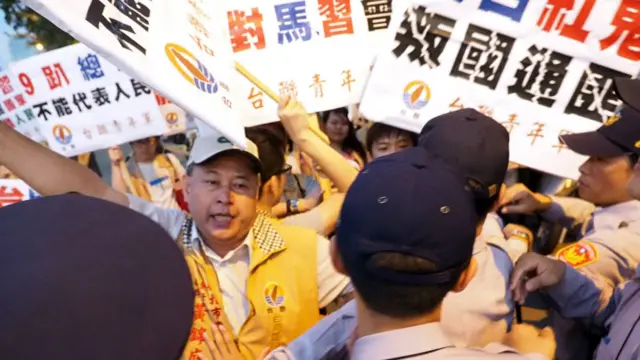 台灣示威者與警方對峙