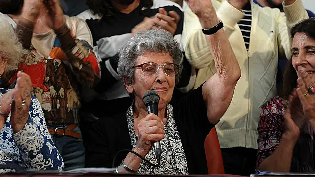 Delia Giovanola de Califano (tengah) adalah salah-seorang dari 12 nenek yang mendirikan kelompok "Para nenek Plaza de Mayo" pada 1977. 