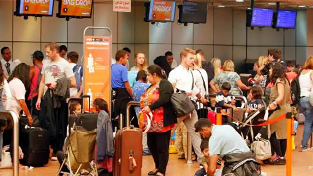 په شرم الشیخ هوايي ډګر کې بهرني سیلانیان د ستنېدو په تمه دي