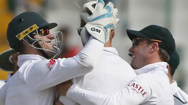 جنوبی افریقی سپنرز سائمن ہارمر اور عمران طاہر نے چار چار وکٹیں حاصل کیں