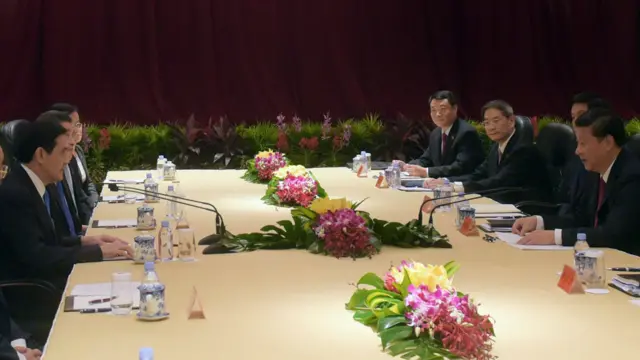 习近平与马英九面对面而坐，在闭门会议前先发表谈话。