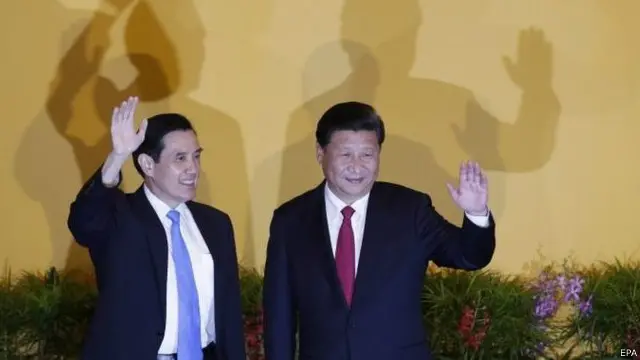 Presiden Cina Xi Jinping dan Presiden Taiwan Ma Ying-jeou berjabat tangan pada awal pembicaraan.