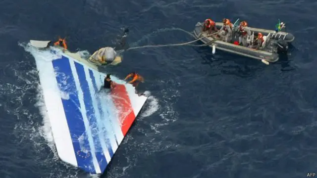 Los restos del vuelo de Air France sobre el Atlántico