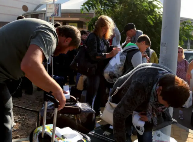 Российские туристы в Египте упаковывают свой багаж, который будет отправлен отдельно