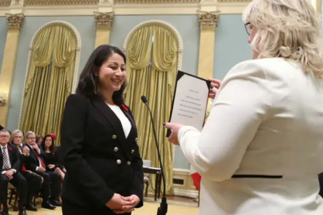 مریم منصف در حال ادای سوگند