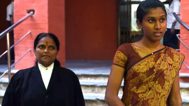 प्रिथिका यशिनी अपनी वकील भवानी सुब्बारोयां के साथ