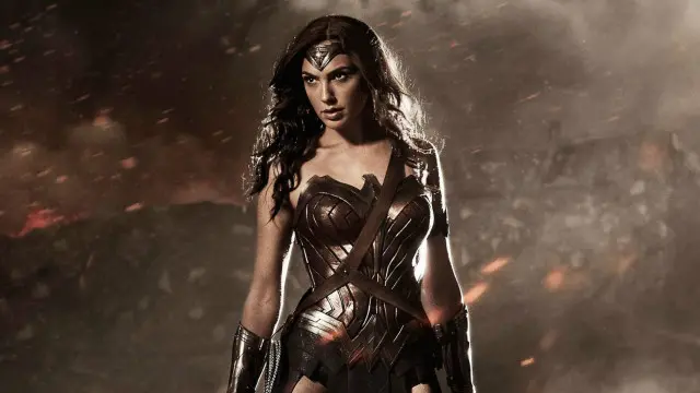 بسیاری از محبوب ترین ابرقهرمانان امروز ریشه در شخصیت های باستانی یونان دارند. زن شگفت انگیز (Wonder woman) یکی از افراد آمازون (قبیله زنان جنگجو) است