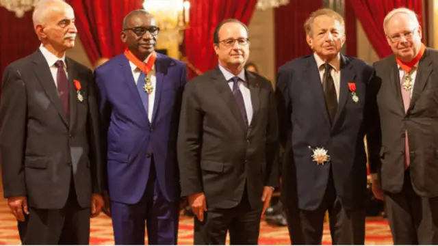 رئیس جمهور فرانسه (نفر وسط) در مراسم اعطای نشان لژیون دونور در کاخ الیزه. عبدالکریم لاهیجی (نفر اول از چپ) 