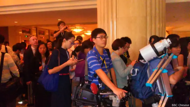 由于此次“马习会”安排仓促，大批记者前往采访，有关方面在记者证方面的安排也出现了不少混乱。