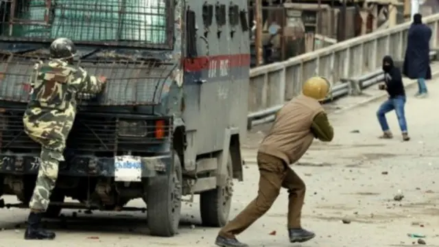 安全部队向示威群众开枪，并释放催泪瓦斯驱散人群。