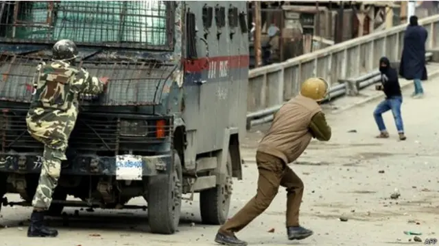 فتحت قوات الأمن النار واستخدمت الغاز المسيل للدموع لتفريق المحتجين