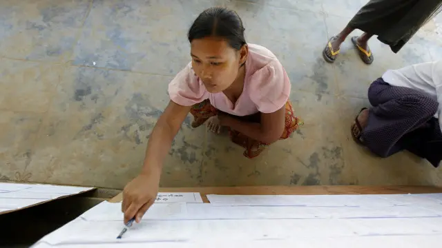 پس از ۲۵ سال مردم میانمار برای نخستین بار در یک انتخابات شرکت کردند