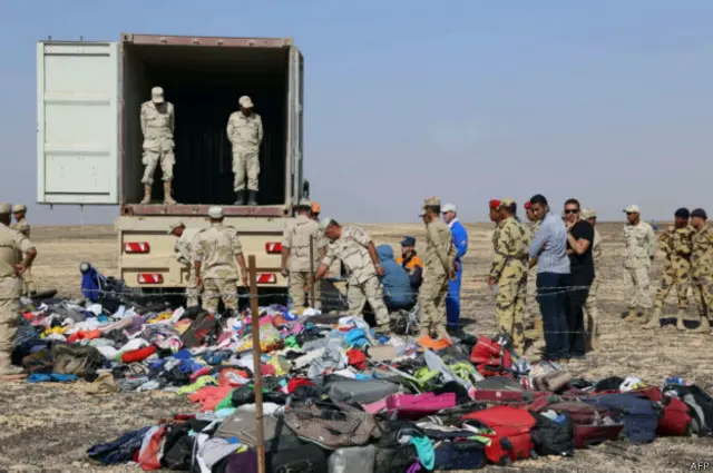 Российские и египетские дознаватели на месте катастрофы