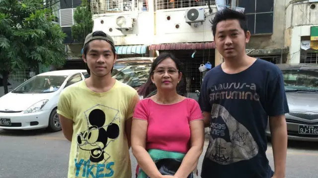 选民杜丹丹艾与两个儿子抵达投票站