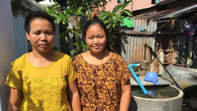 一对在缅甸大选中投票的母女