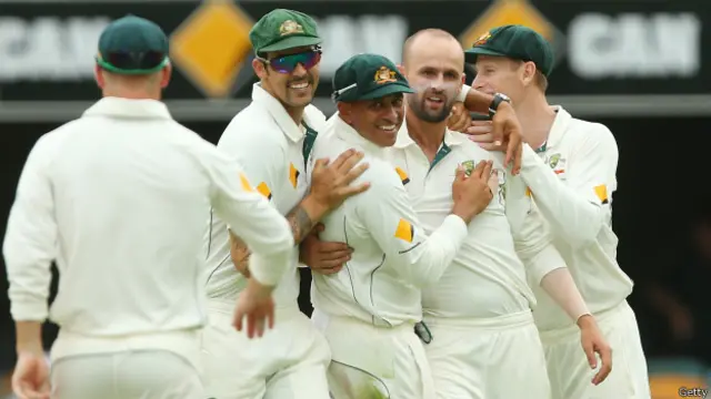 نیتھن لیون نے دو کھلاڑیوں کو آؤٹ کیا