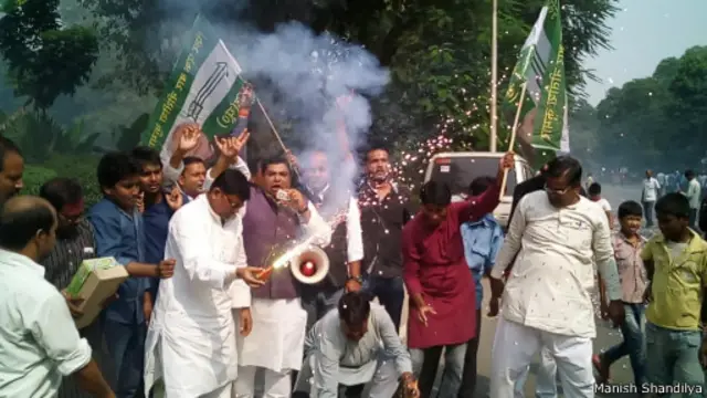 नीतीश कुमार के घर के बाहर पटाखे