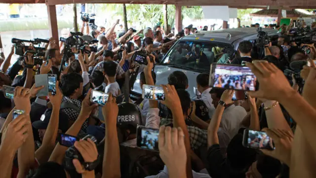 民眾簇擁前來投票的昂山素季