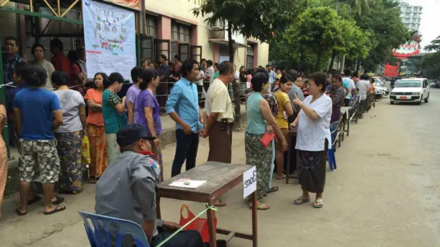 緬甸民眾踴躍投票,投票所前大排長龍。