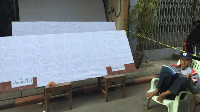 一名警衛守在選民名單旁